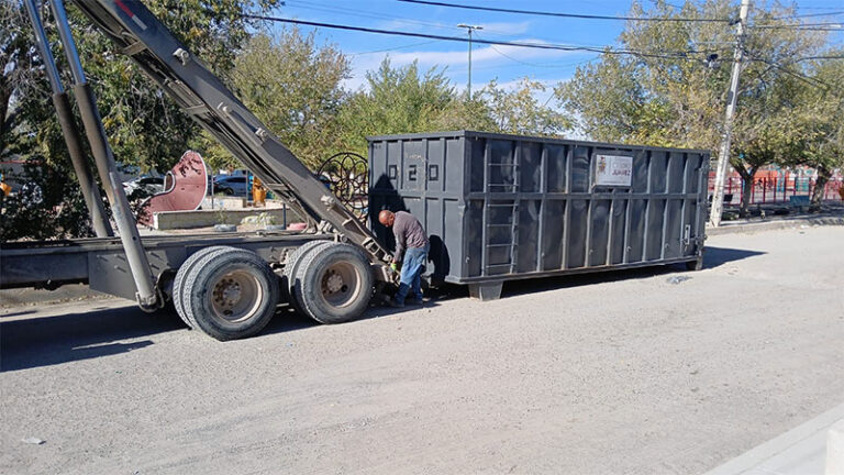 Pide Limpia no dejar basura fuera de los contenedores en los Puntos Limpios