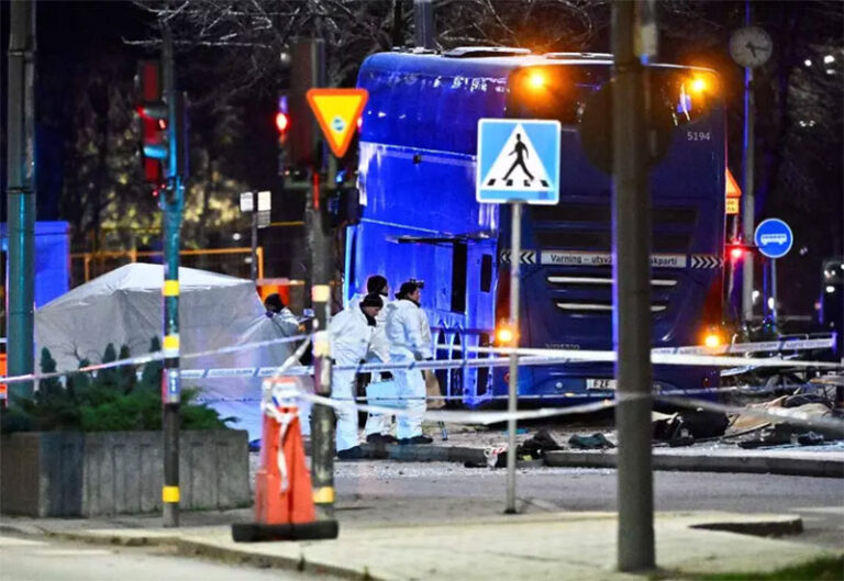 Tragedia en Estocolmo, chofer de autobús embiste a personas, hay varios muertos