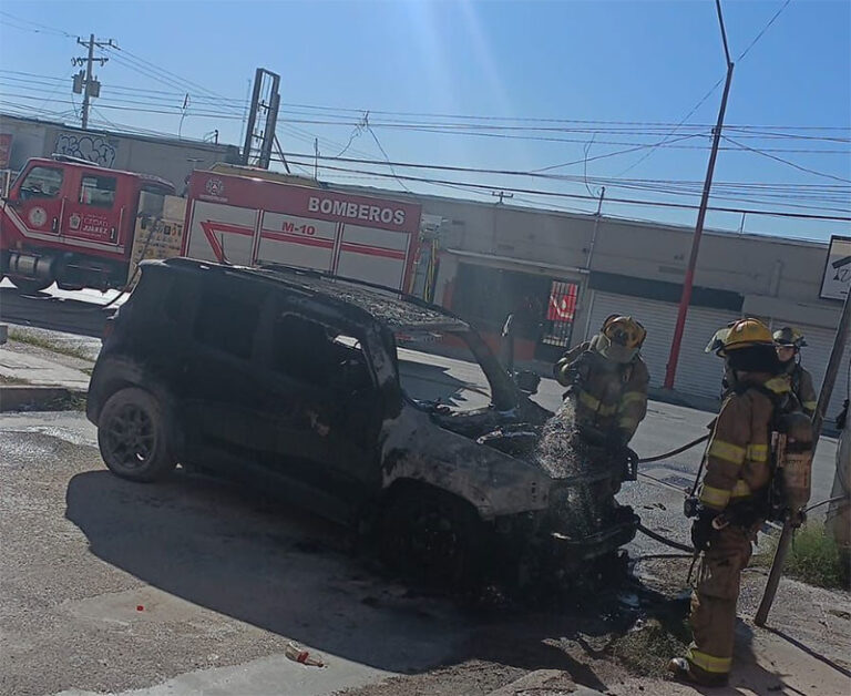 Controlan incendio vehicular en la colonia Partido Romero; no se registraron lesionados