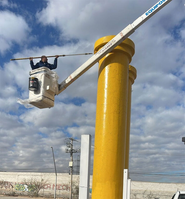 Atienden cuadrillas de Limpia puente de la avenida Manuel J. Clouthier