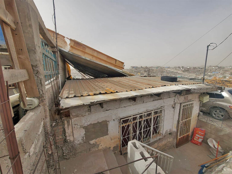 Derrumbe de techo en Puerto La Paz por fuertes vientos