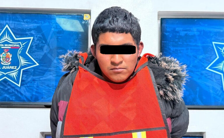 Policías municipales detienen a hombre y aseguran motocicleta con reporte de robo