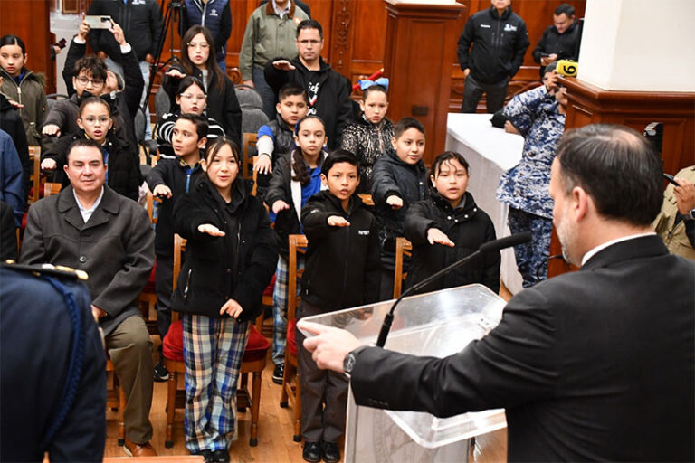 Juran lealtad a la Constitución de México estudiantes de Primaria