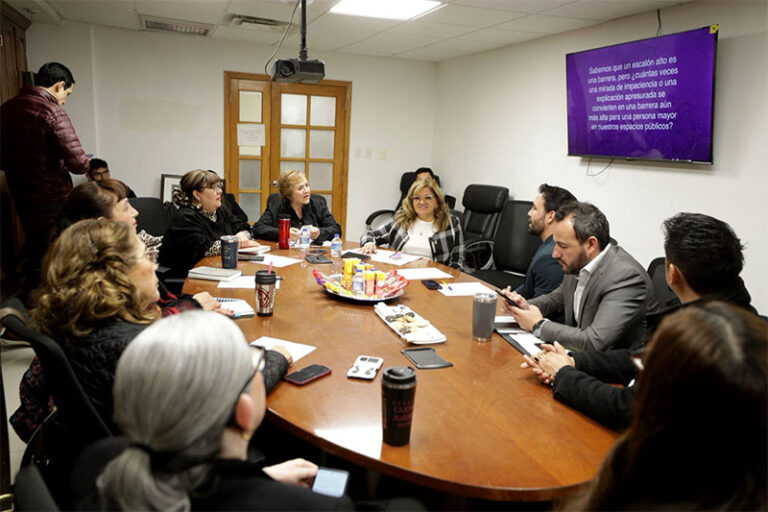 Presentan programa para garantizar trato digno a personas mayores en dependencias municipales