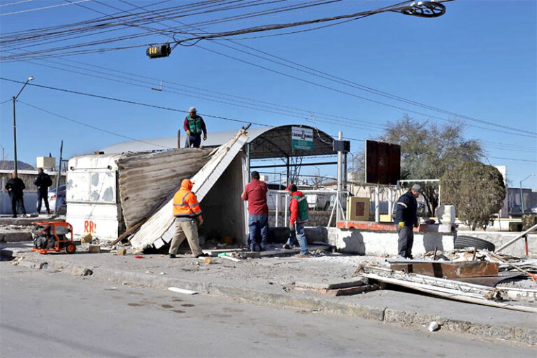 Llevan a cabo operativo de Reordenamiento Urbano en el parque Insurgentes