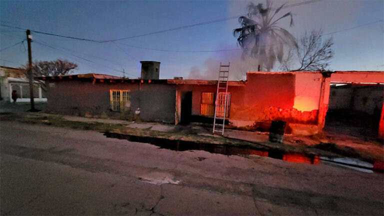 Atienden incendio en vivienda de la calle 20 de Noviembre