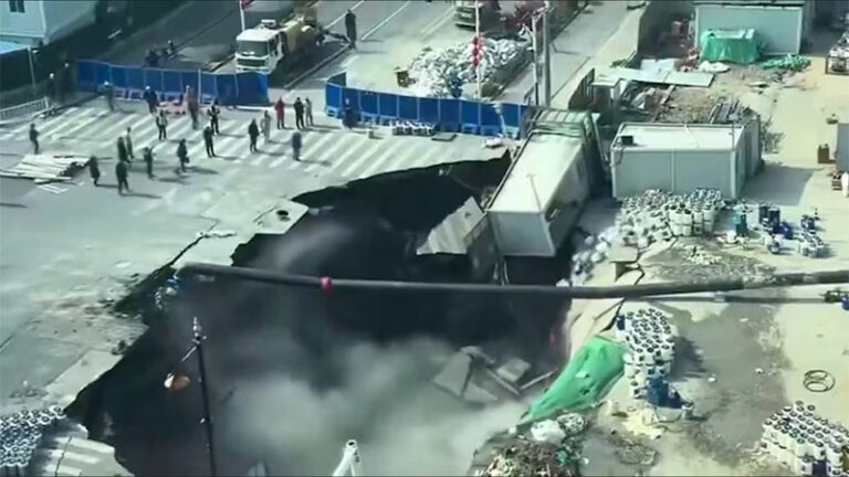 VIDEO: Colapsa calle en Shangai, se construía estación de metro