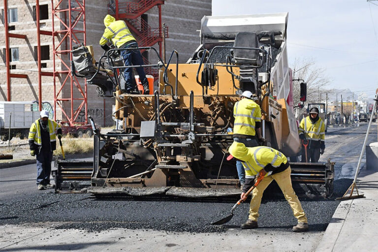 Repavimenta Gobierno Municipal la calle Rubén Posada Pompa