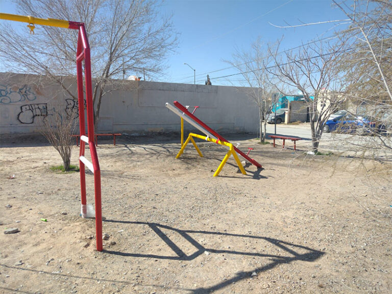 Dan mantenimiento a juegos infantiles en Praderas del Sol