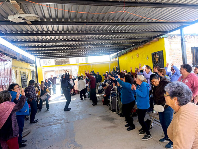 Imparte SSPM plática sobre fraudes telefónicos a personas adultas en la colonia Azteca