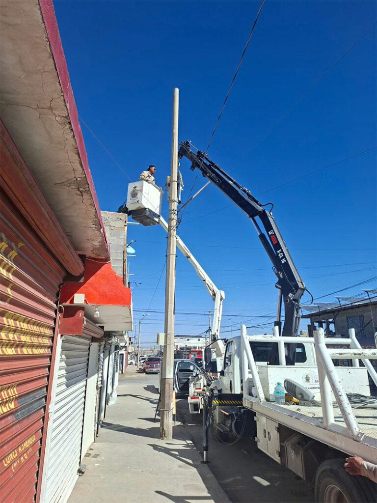 Rehabilita Alumbrado Público el sistema de iluminación en la colonia Municipio Libre