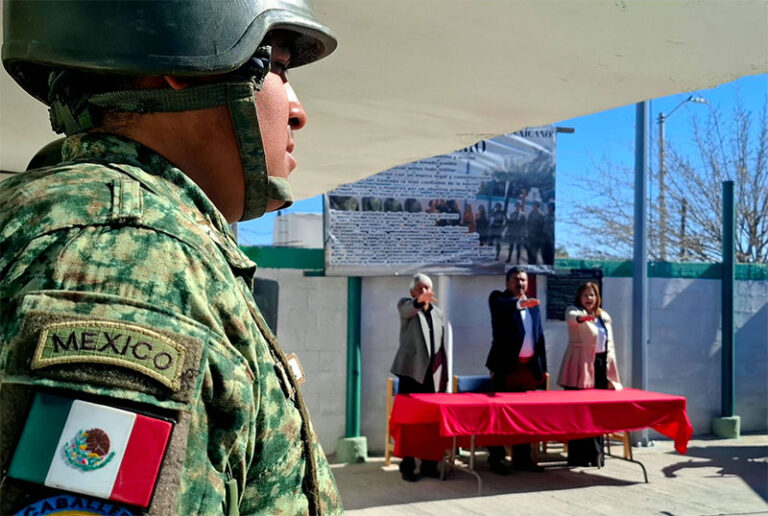 Conmemoran el Mes del Ejército con honores a la Bandera en Plaza Cívica