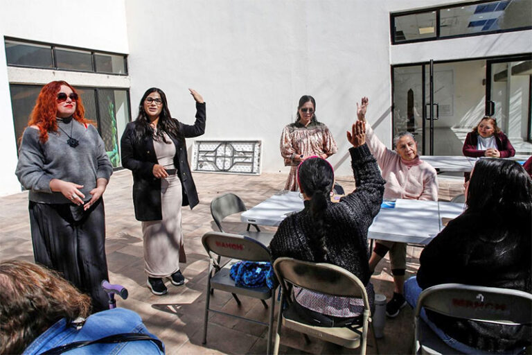 Participación y comunidad marcan el inicio del taller de fotobordado del IPACULT