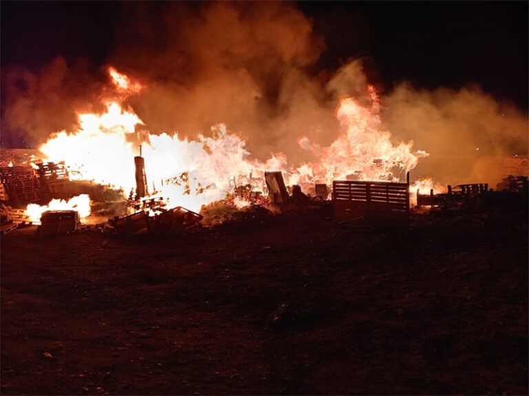 Incendio en predio con tarimas moviliza a bomberos en la colonia Granjas Polo Gamboa