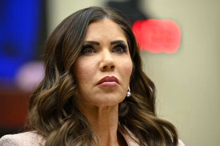 Trump despide a Kristi Noem por ineficaz