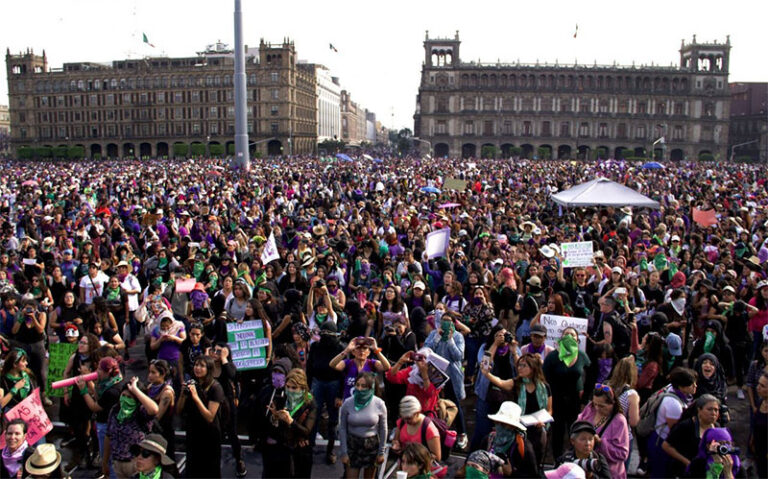 Funcionarias y políticas se sumaron a la marcha del 8M