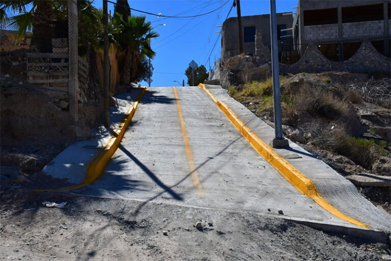 Trabaja Obras Públicas en la pavimentación de la calle Isla Canarias