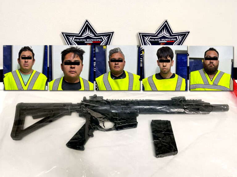 Arrestan a dos sujetos en posesión de un arma larga y tres más por daños a vivienda y vehículo