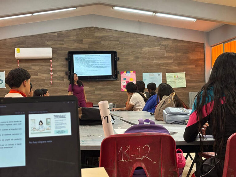 Brindan plática sobre prevención de autolesión a estudiantes de secundaria