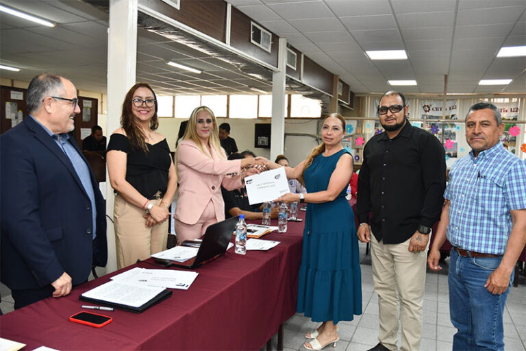 Entrega SEyD equipamiento a preparatorias que atienden a estudiantes con discapacidad