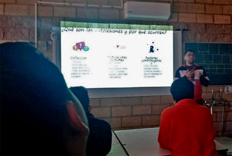 Ofrecen plática sobre autolesión a estudiantes de secundaria