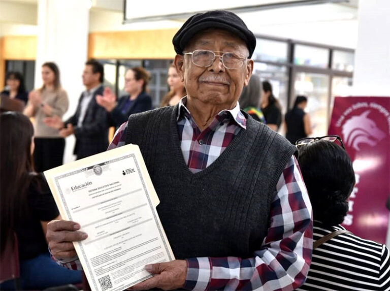 A los 94 años de edad concluye su educación Primaria en el Ichea