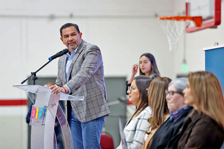 Entregan equipo educativo y tecnológico a los CASEF del DIF Municipal