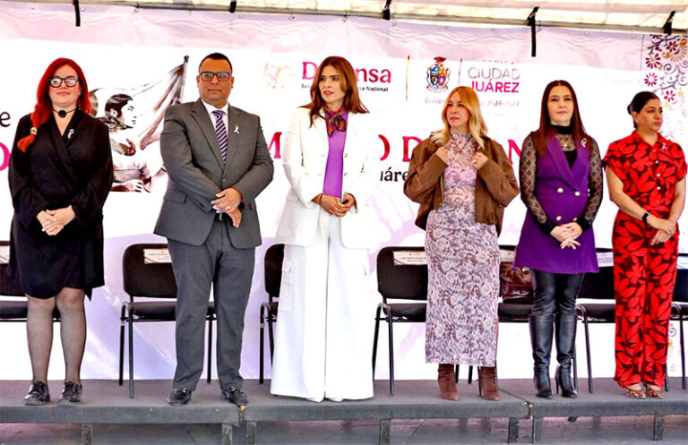 Realizan izamiento de bandera honrando la valentía de la mujer mexicana