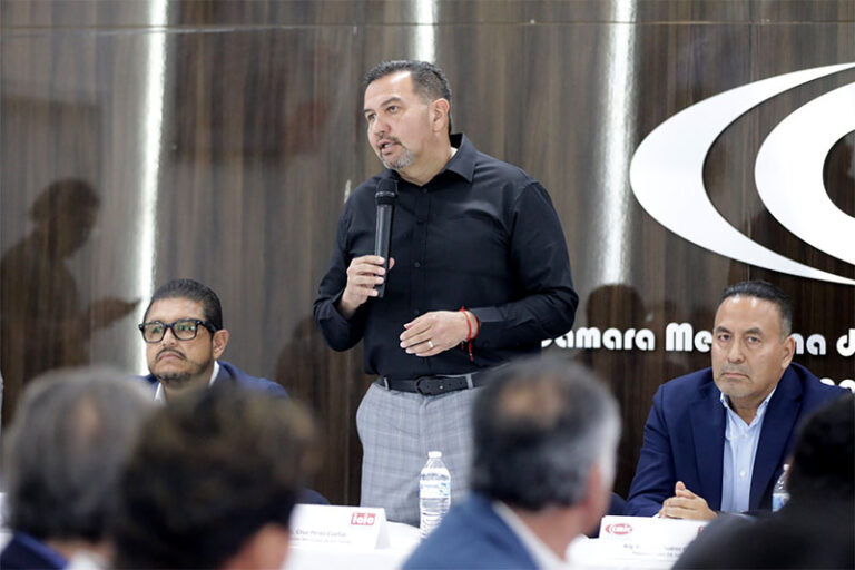 Participa el alcalde Pérez Cuéllar en reunión de la CMIC; presentan proyecto de distribuidor vial
