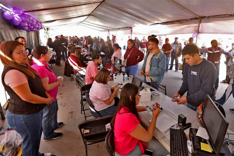 Llevan dependencias municipales sus servicios a la colonia Tierra y Libertad