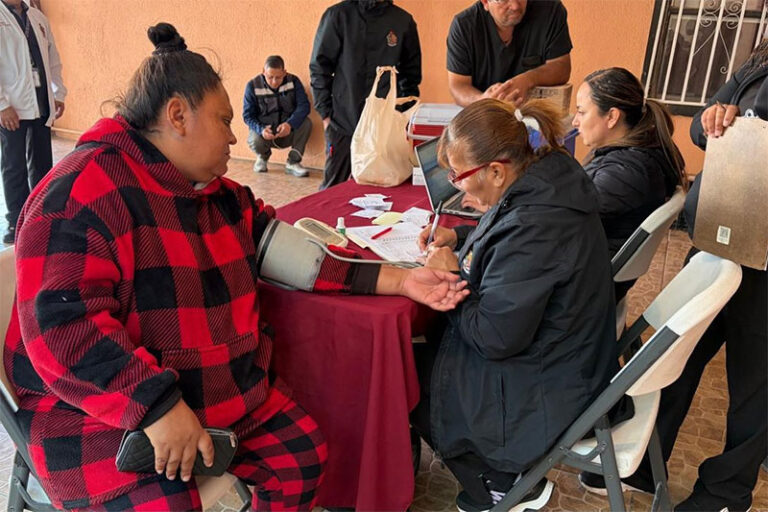 Acerca Salud Municipal servicios preventivos a casi 300 personas en ferias de salud