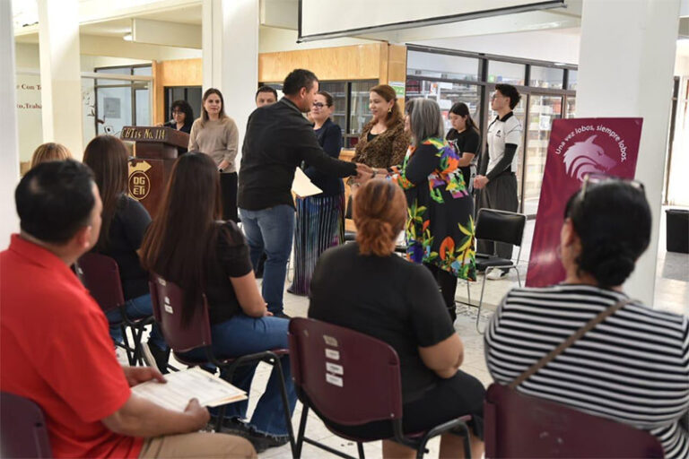 Apoyan estudiantes del CBTis a 36 personas a concluir su Educación Básica en el Ichea