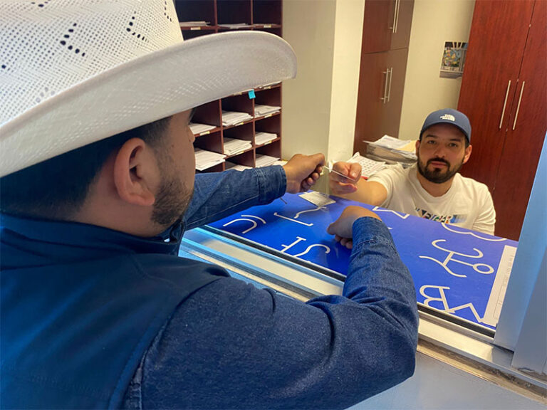 Reitera SDR importancia de revalidar la mica de fierro de herrar