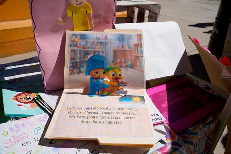 Presentan estudiantes de primaria mil cuentos en Kermés Literaria