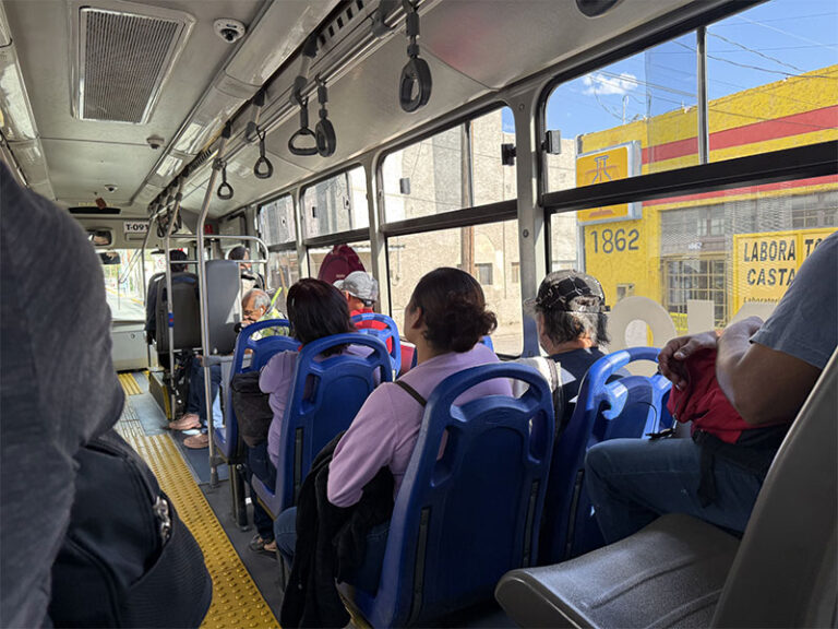 Invitan a hacer uso responsable de los asientos preferenciales del JuárezBus