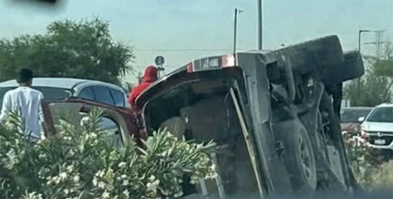 Vuelca camioneta en Las Torres