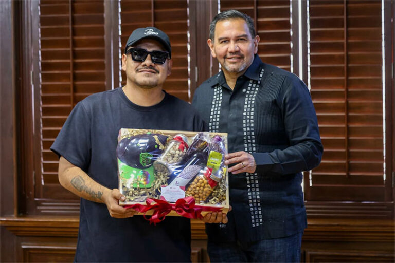 Aczino se reúne con el Presidente Cruz Pérez Cuéllar; respalda evento de freestyle en Juárez