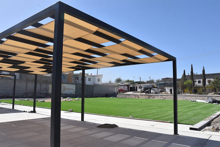 Instala Obras Públicas pasto en el campo de beisbol Las Arcadas