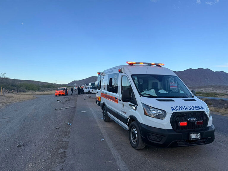 Atiende equipo de emergencia a lesionados tras volcadura en la carretera Juárez–Chihuahua