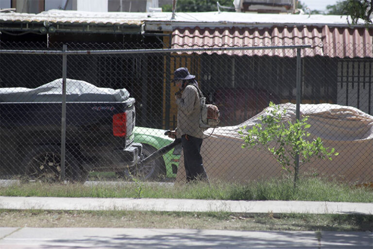 Dan mantenimiento a parque de la Unidad Habitacional Benito Juárez