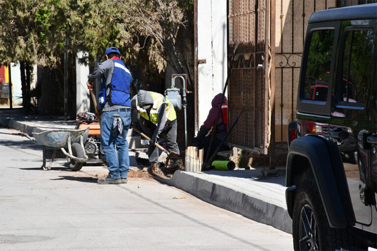 Trabaja Obras Públicas en pavimentación de la calle Arnulfo Ayala Carrillo