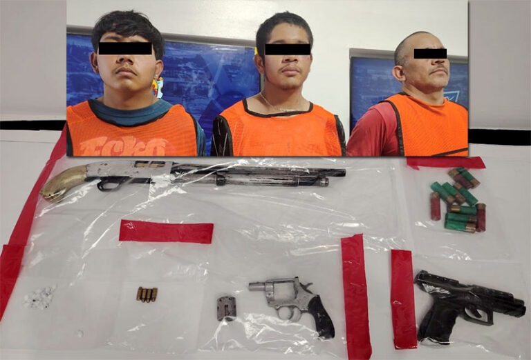 Aseguran Policías Municipales armas de fuego y cristal con la detención de cuatro personas