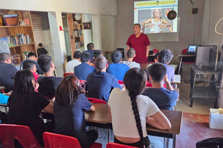 Salud Municipal orienta a adolescentes sobre riesgos del tabaco y alcohol