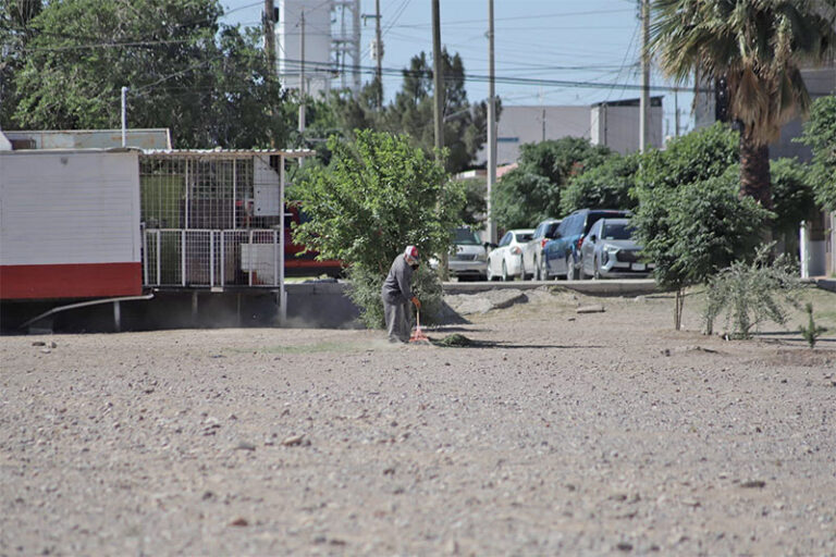 Dan mantenimiento a parque en la colonia Fundidora