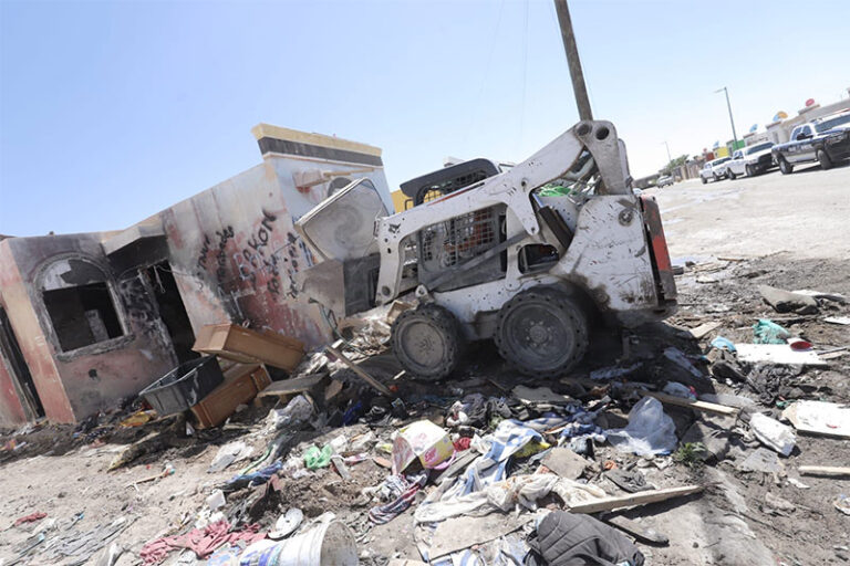 Atiende Limpia denuncia por acumulación de basura en vivienda abandonada
