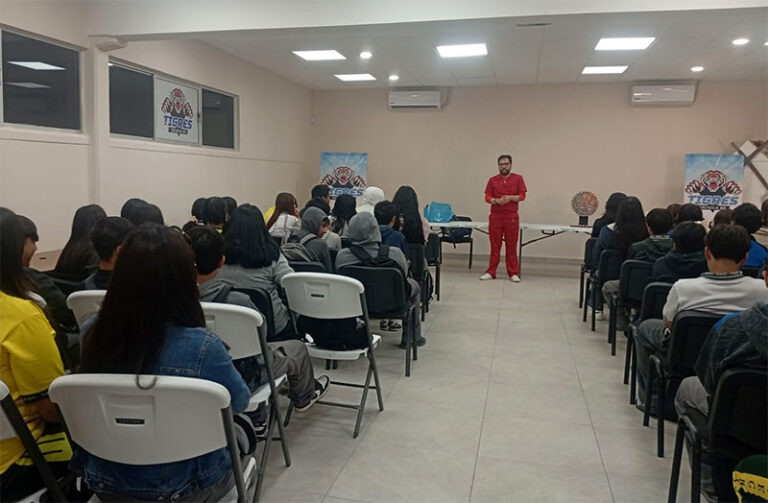 Personal de Salud Municipal da pláticas sobre tabaquismo, vapeo y wax en la Secundaria Técnica 90