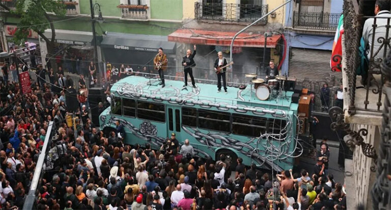 Fanáticos enloquecen por filmación de video de U2 en CDMX