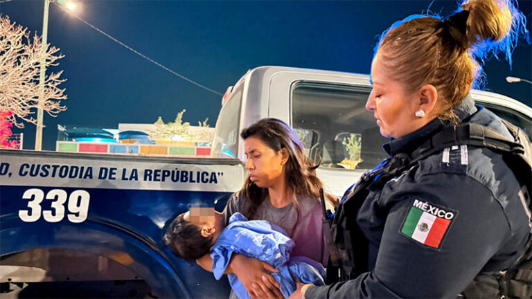 Policías Municipales resguardan a joven madre y a su bebé de 7 meses; les brindan apoyo y atención durante la noche