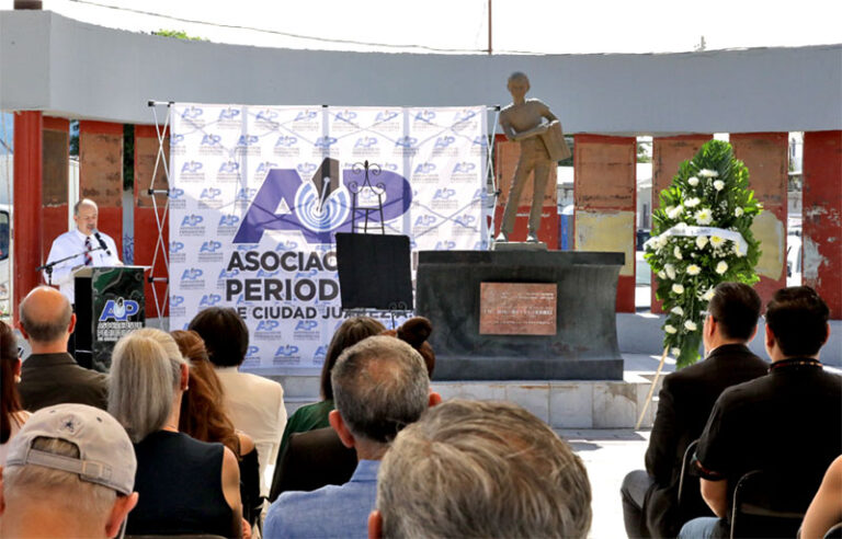 Reconocen legado de periodistas juarenses con homenaje póstumo en la Plaza del Periodista