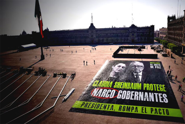 Exhiben lona gigante en el Zócalo con la imagen de Sheinbaum y Rocha